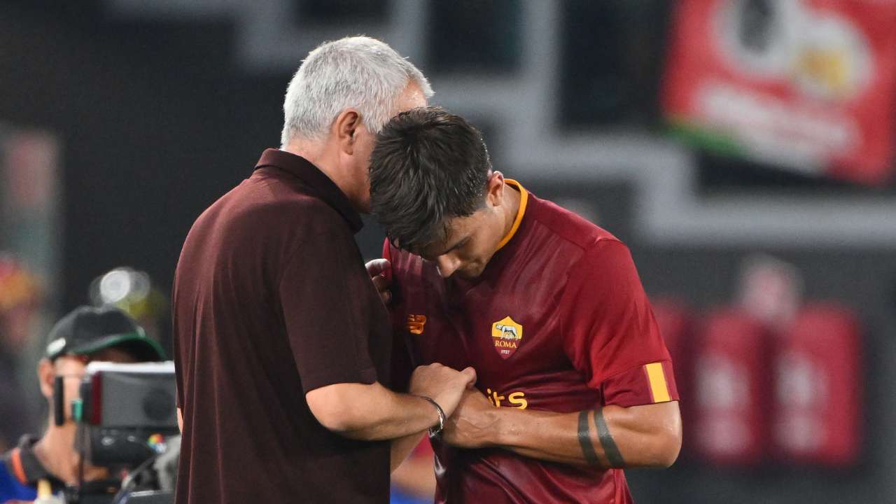 José Mourinho e Paulo Dybala si abbracciano Roma