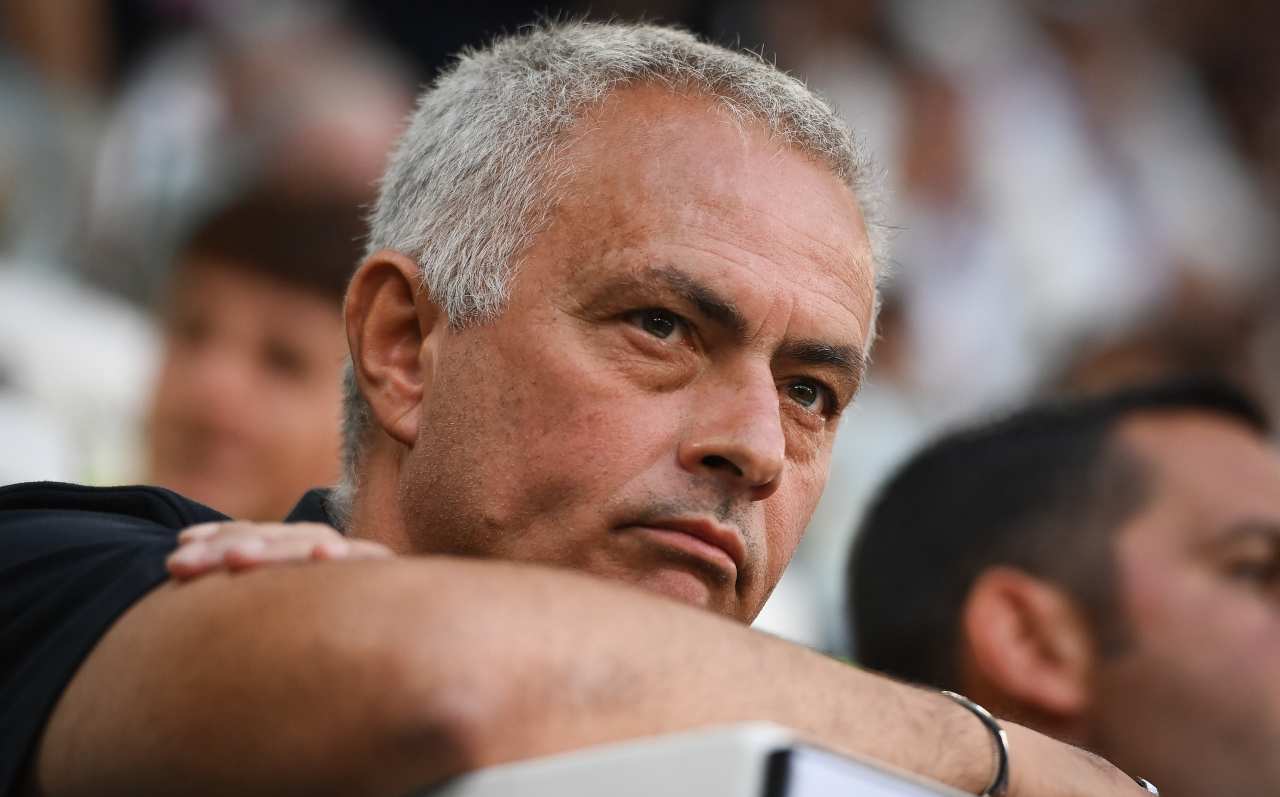 Mourinho pensieroso 