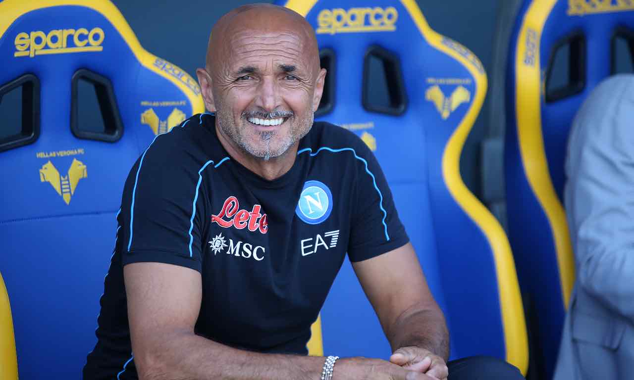 Spalletti sorridente in panchina