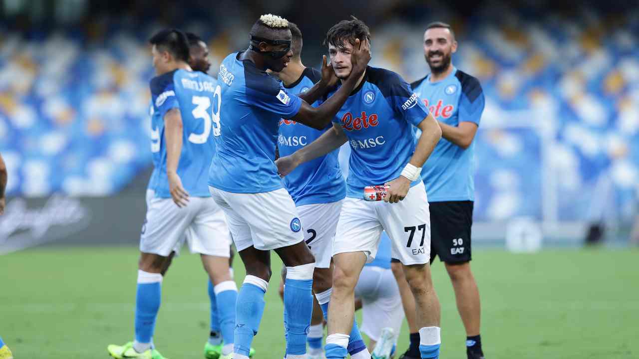 Napoli giocatori si abbracciano