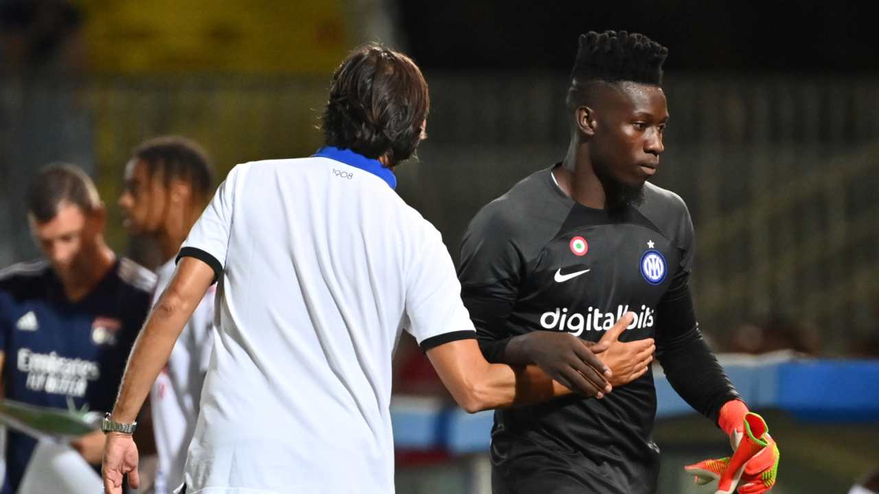 Onana con Inzaghi di spalle Inter