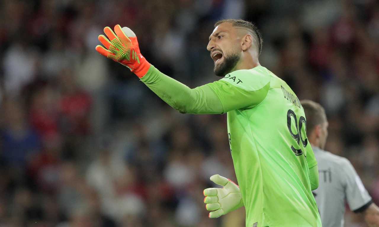 Donnarumma dà indicazioni ai compagni