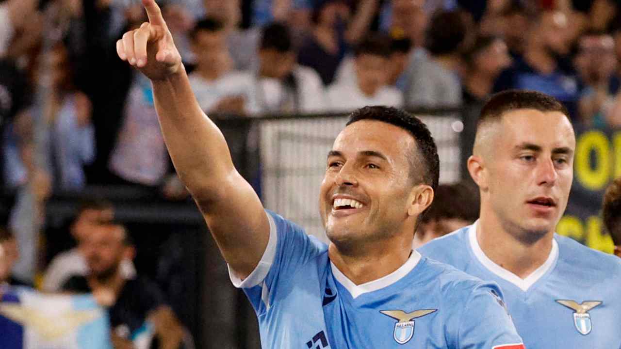 Pedro indica con la mano e sorride Lazio 