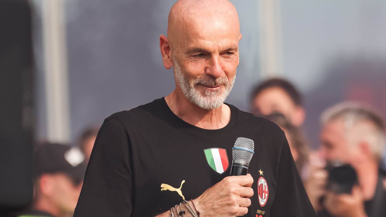 Pioli con il microfono