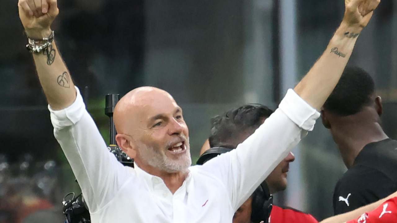 Pioli esulta con le braccia in alto Milan