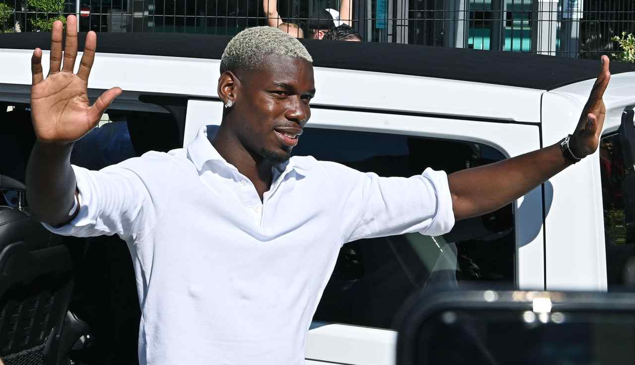 Pogba saluta i tifosi della Juventus 