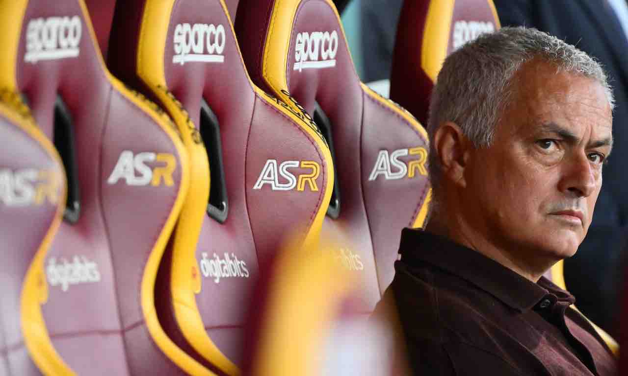 Mourinho serio in panchina con la Roma
