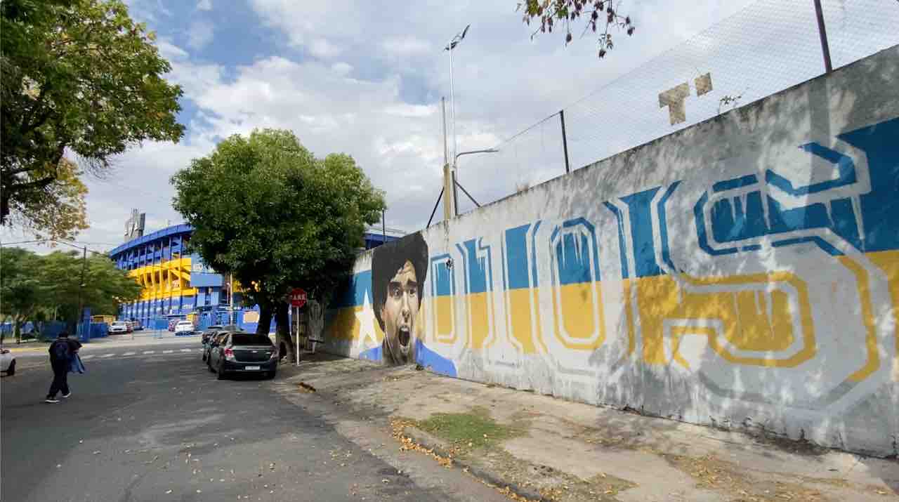 Murales Maradona all'esterno de La Bombonera