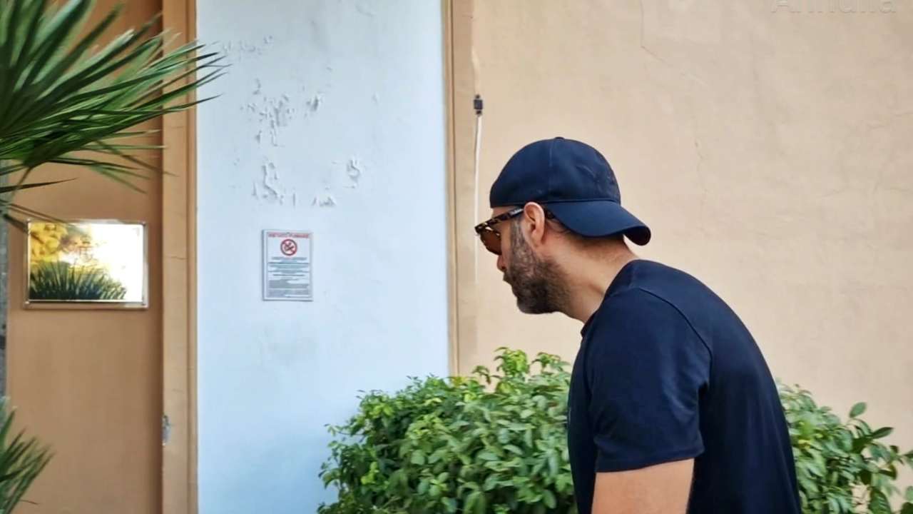 Sirigu entra nell'edificio