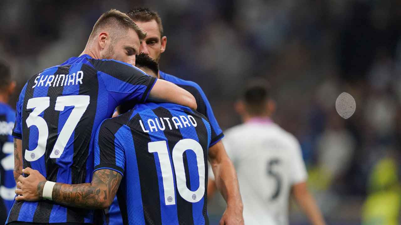 Skriniar e Lautaro Martinez si abbracciano Inter