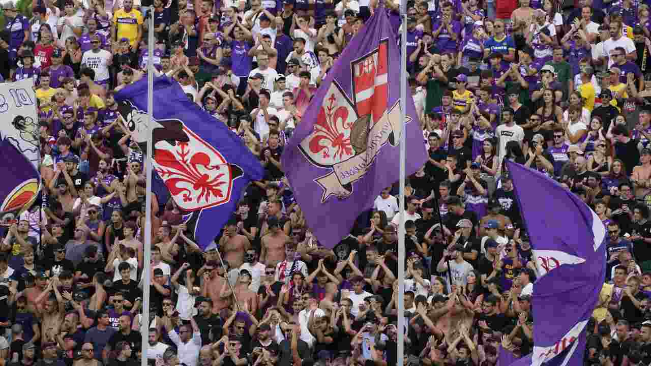 Tifosi Fiorentina con le bandiere 