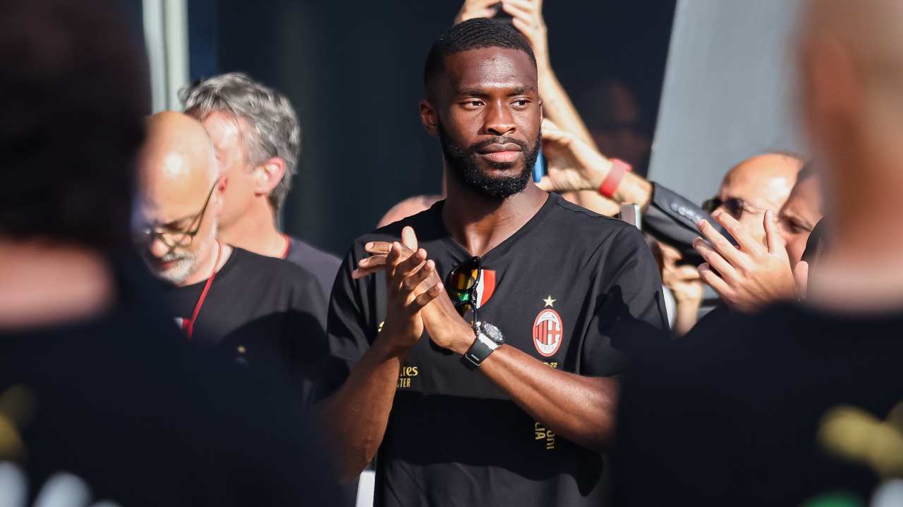 Tomori applaude soddisfatto Milan