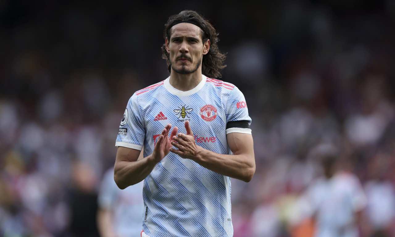 Cavani applaude in campo