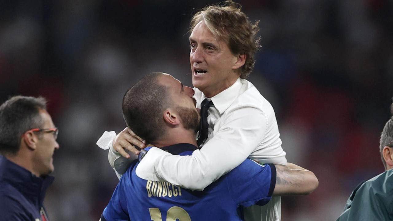 Mancini esulta abbracciando Bonucci