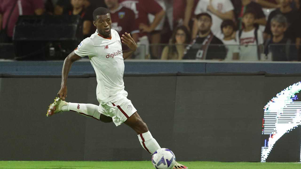 Wijnaldum corre e calcia Roma