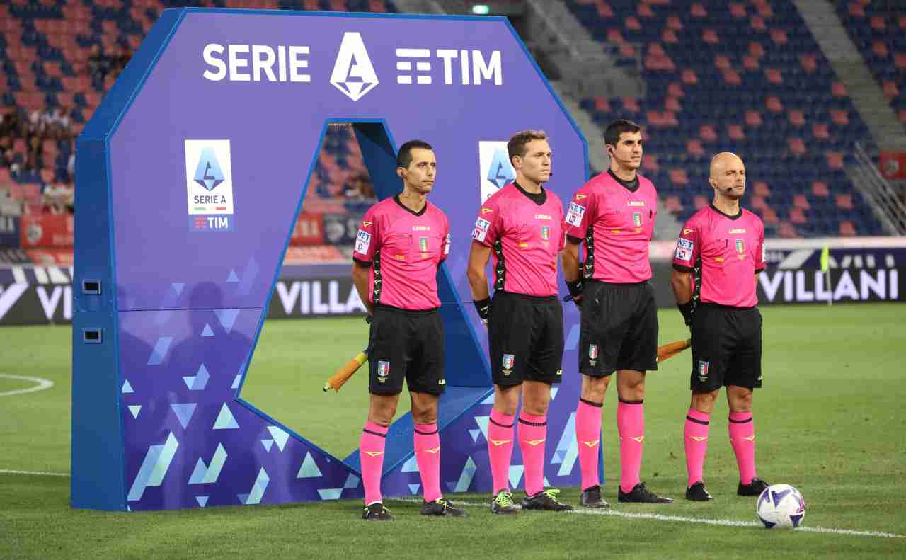 Serie A, l'arbitro Marcenaro ed i suoi assistenti durante Bologna-Verona