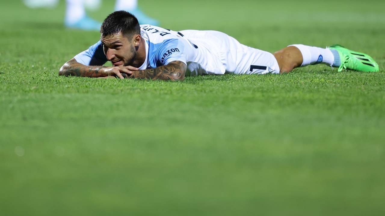 Matteo Politano steso in campo