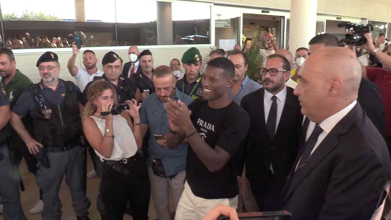 Wijnaldum applaude all'aeroporto