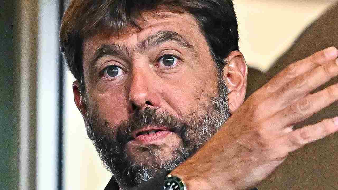 Agnelli parla e indica con la mano Juventus