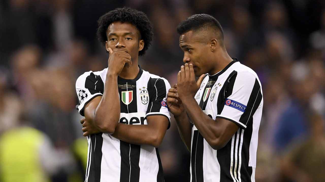 Alex Sandro Cuadrado parlano preoccupati in campo Juventus