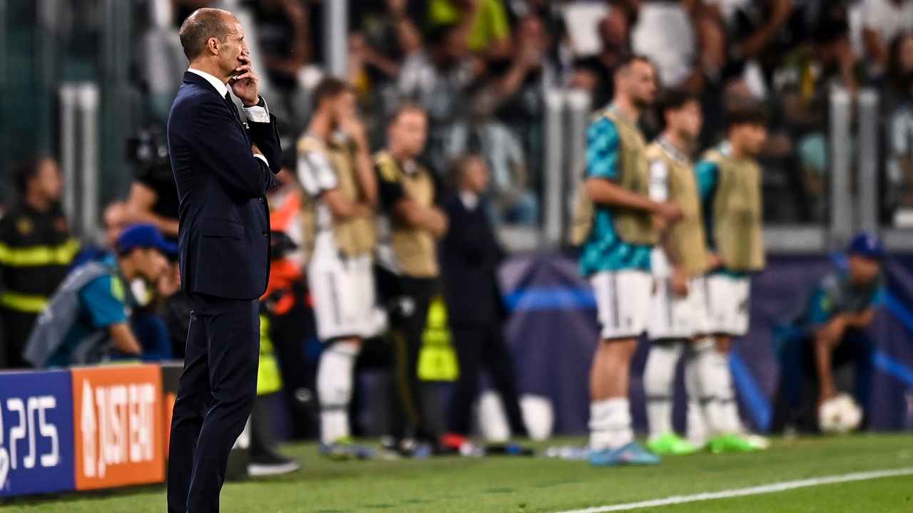 Allegri con la mano sul viso a bordocampo Juventus