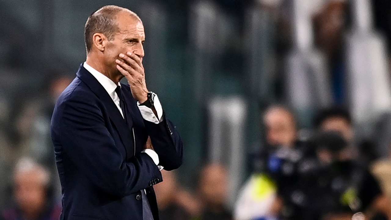 Allegri con la mano sul viso Juventus