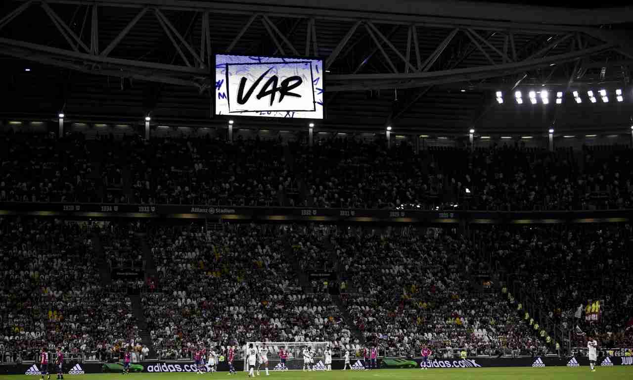 Allianz Stadium con scritta VAR