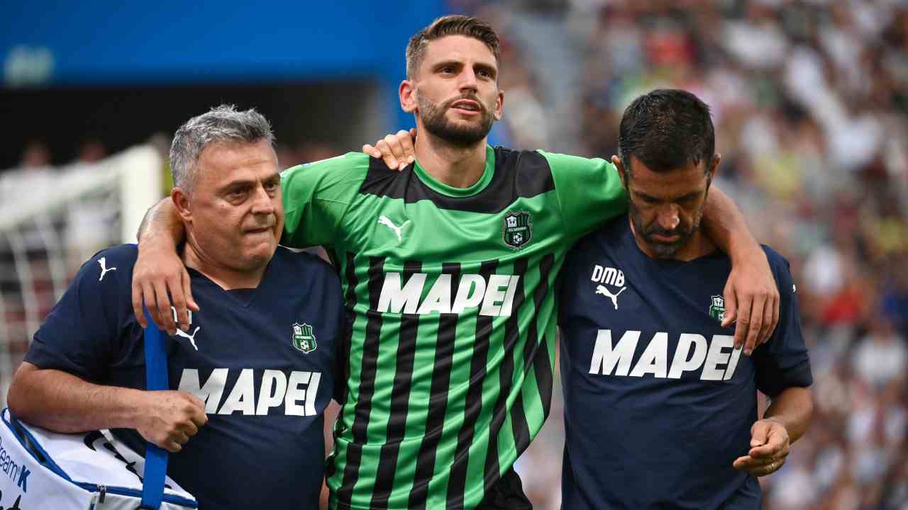 Berardi accompagnato dallo staff medicoSassuolo