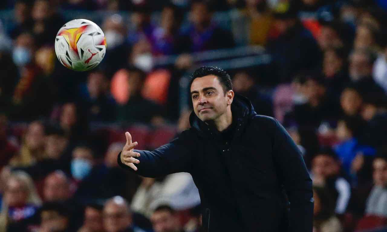 Xavi lancia il pallone con le mani