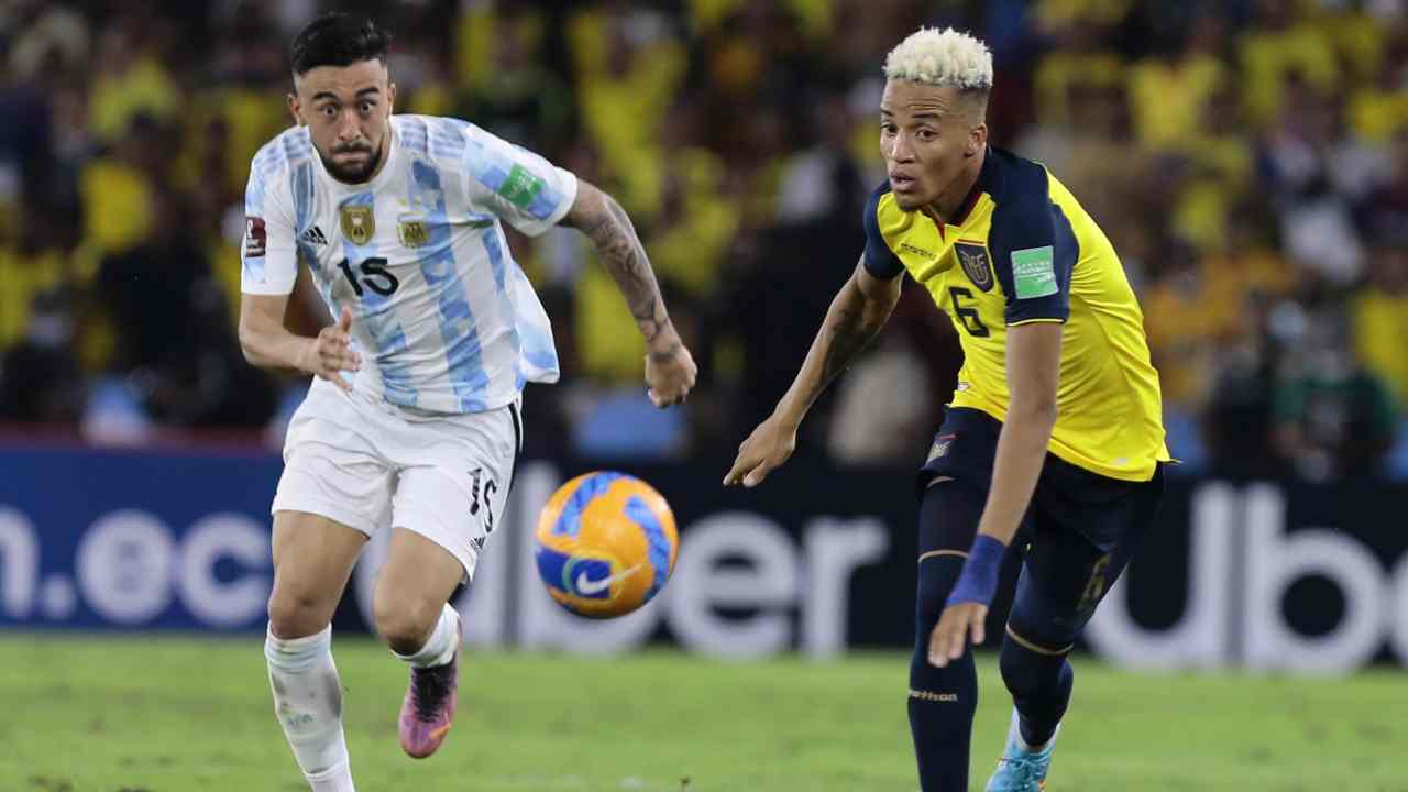 Il difensore dell'Ecuador Byron Castillo impegnato contro l'Argentina