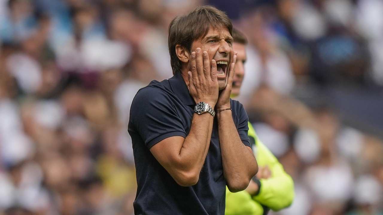 Conte urla con le mani sul viso Tottenham