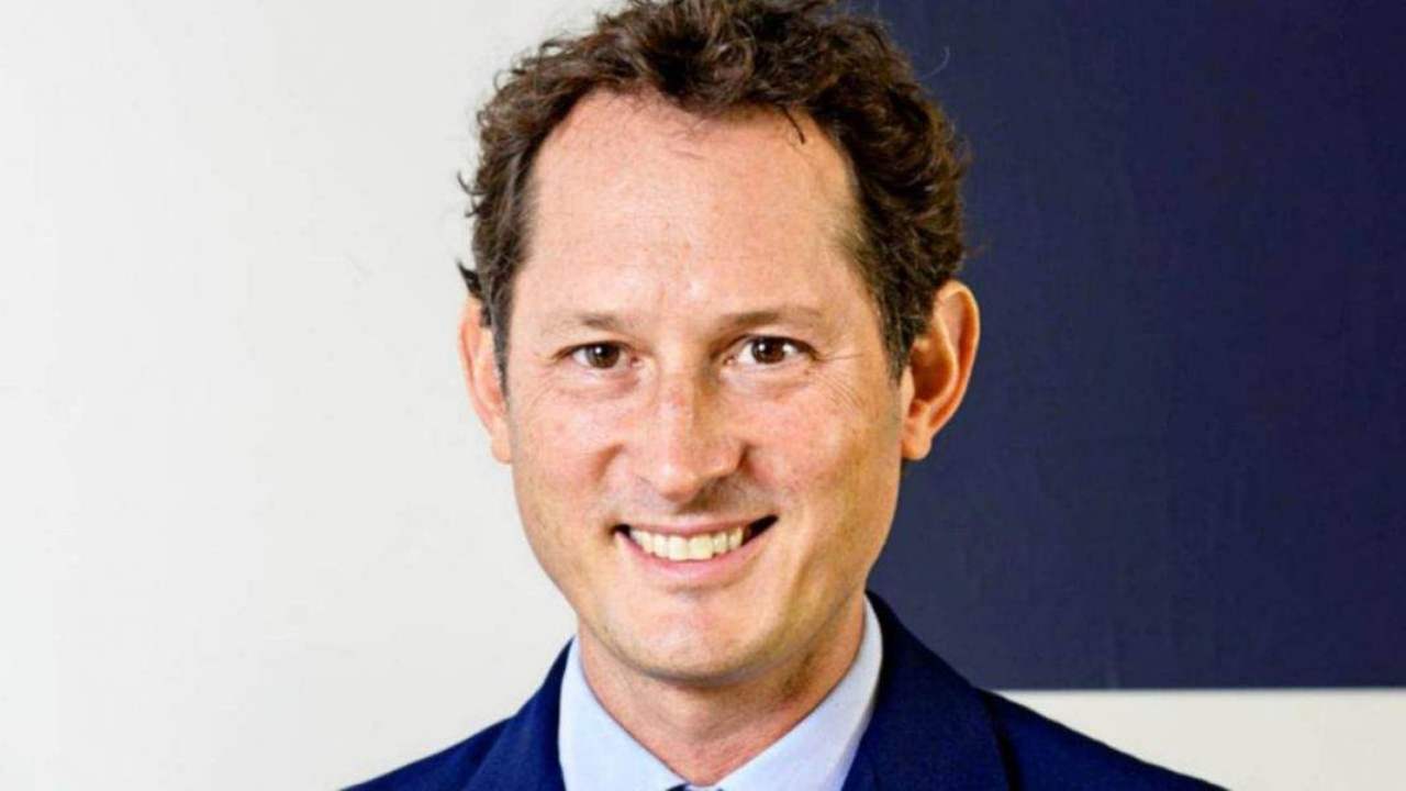 Elkann sorridente