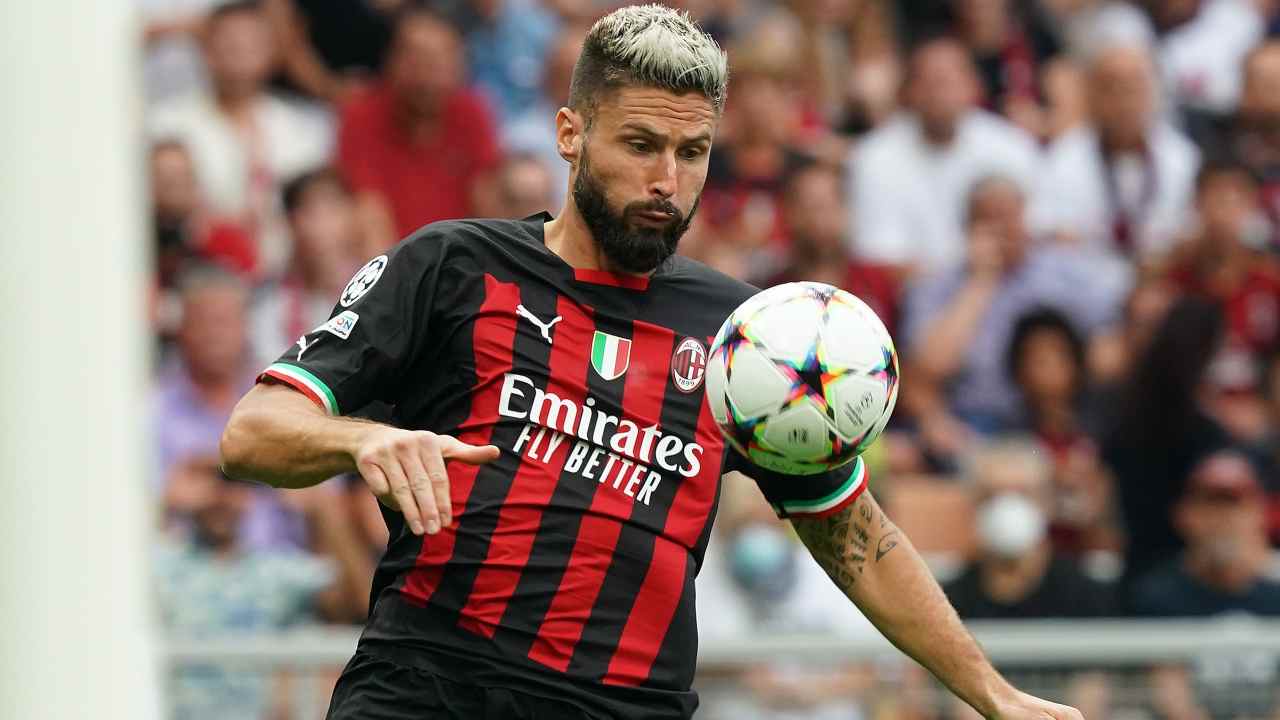 Giroud salta verso il pallone Milan