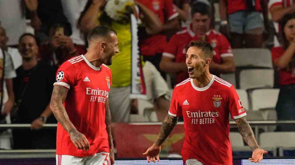 Otamendi e Grimaldo festeggiano