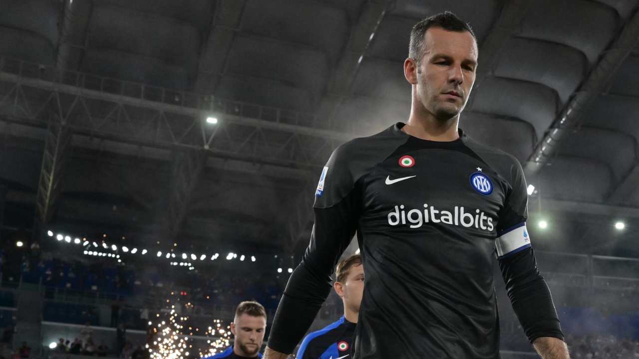 Handanovic entra in campo Inter 