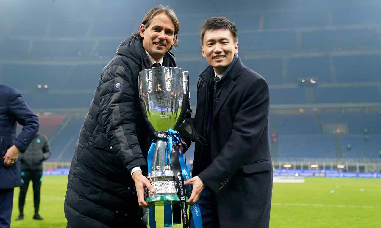 Inzaghi e Zhang festeggiano la Supercoppa