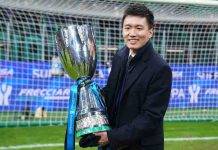 Steven Zhang sorride con la Supercoppa