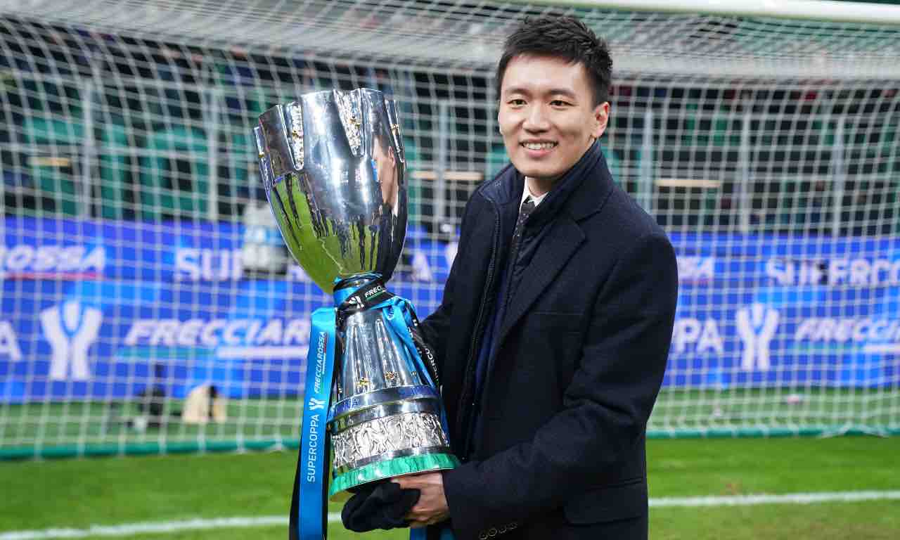 Steven Zhang sorride con la Supercoppa