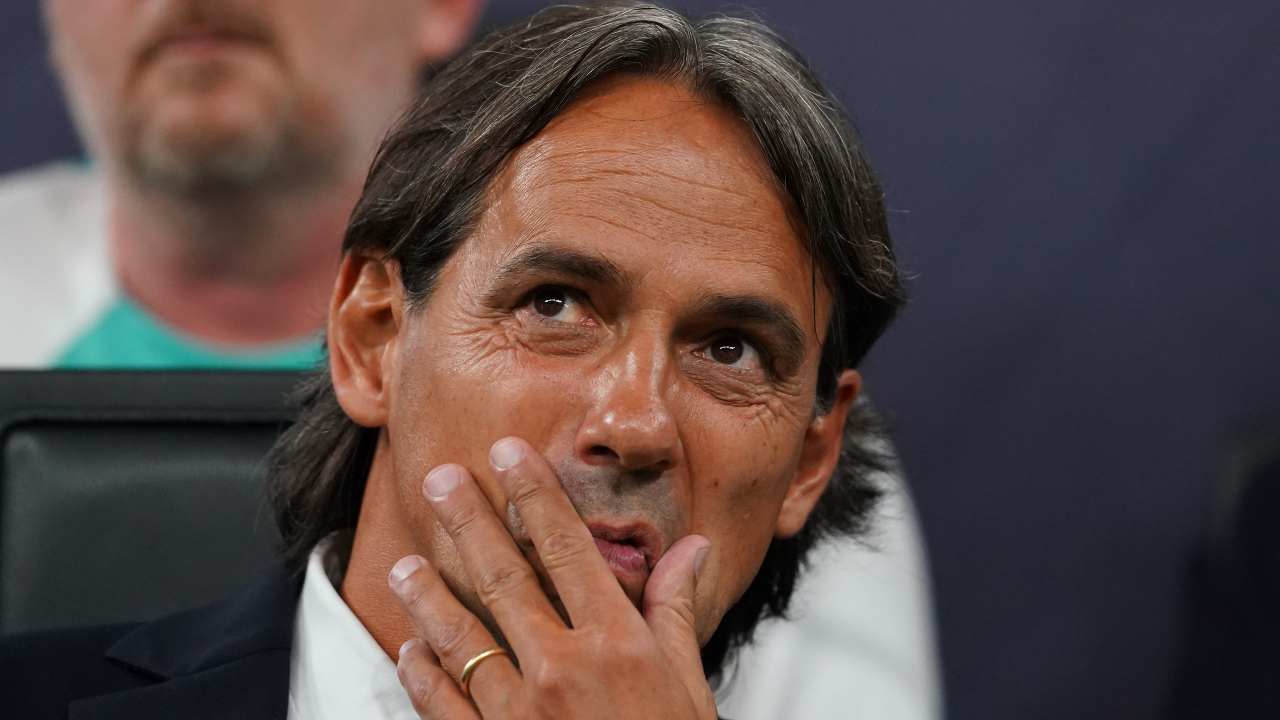 inzaghi preoccupato con la mano sul viso Inter