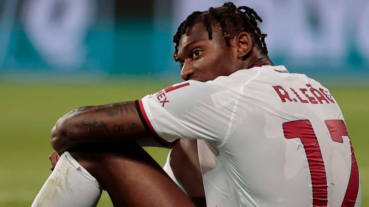 Leao seduto in campo Milan