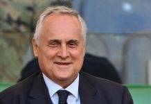 Lotito sorridente promette ai tifosi della Lazio una squadra solida in Italia e in Europa