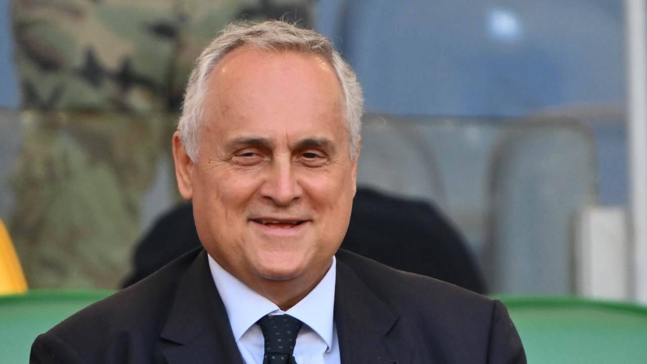 Lotito sorridente promette ai tifosi della Lazio una squadra solida in Italia e in Europa