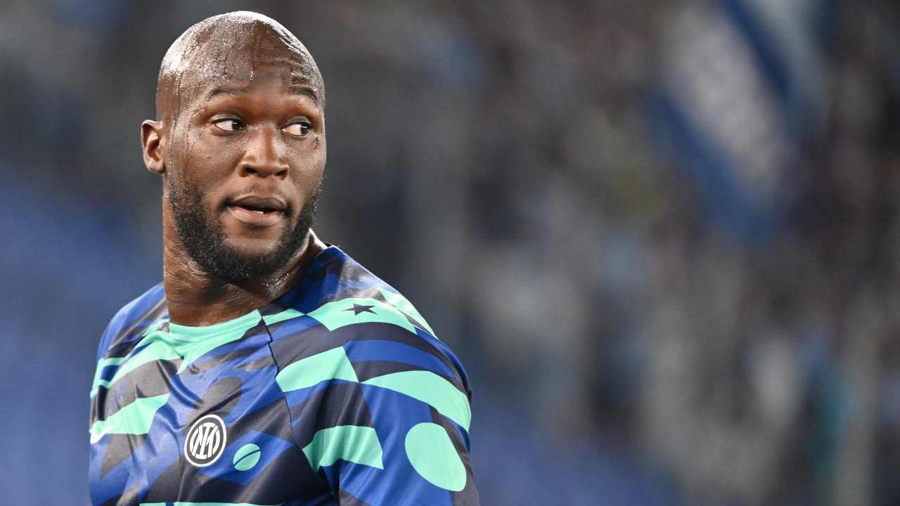 Lukaku si gira e guarda indietro Inter 