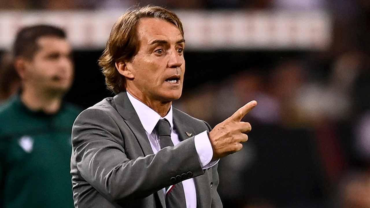 Mancini dà indicazioni nel corso della partita Italia