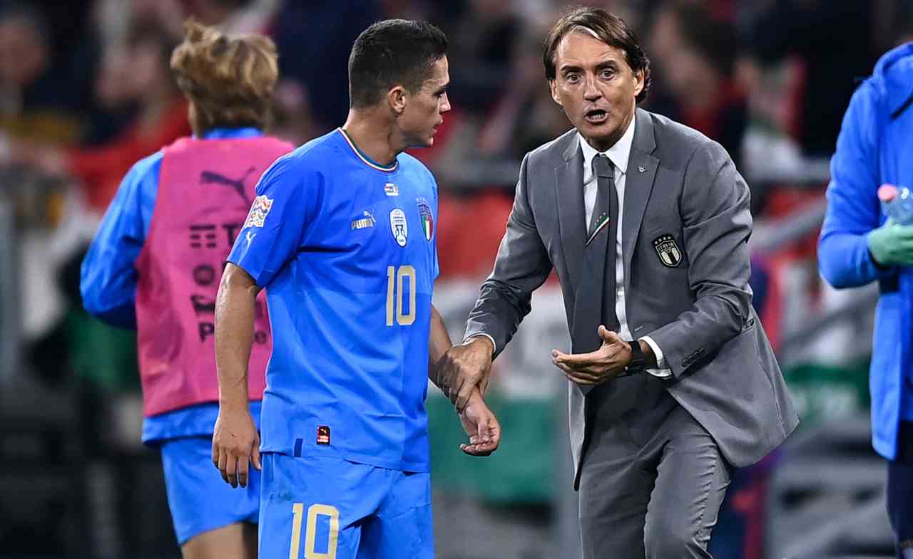 Mancini parla con Raspadori 