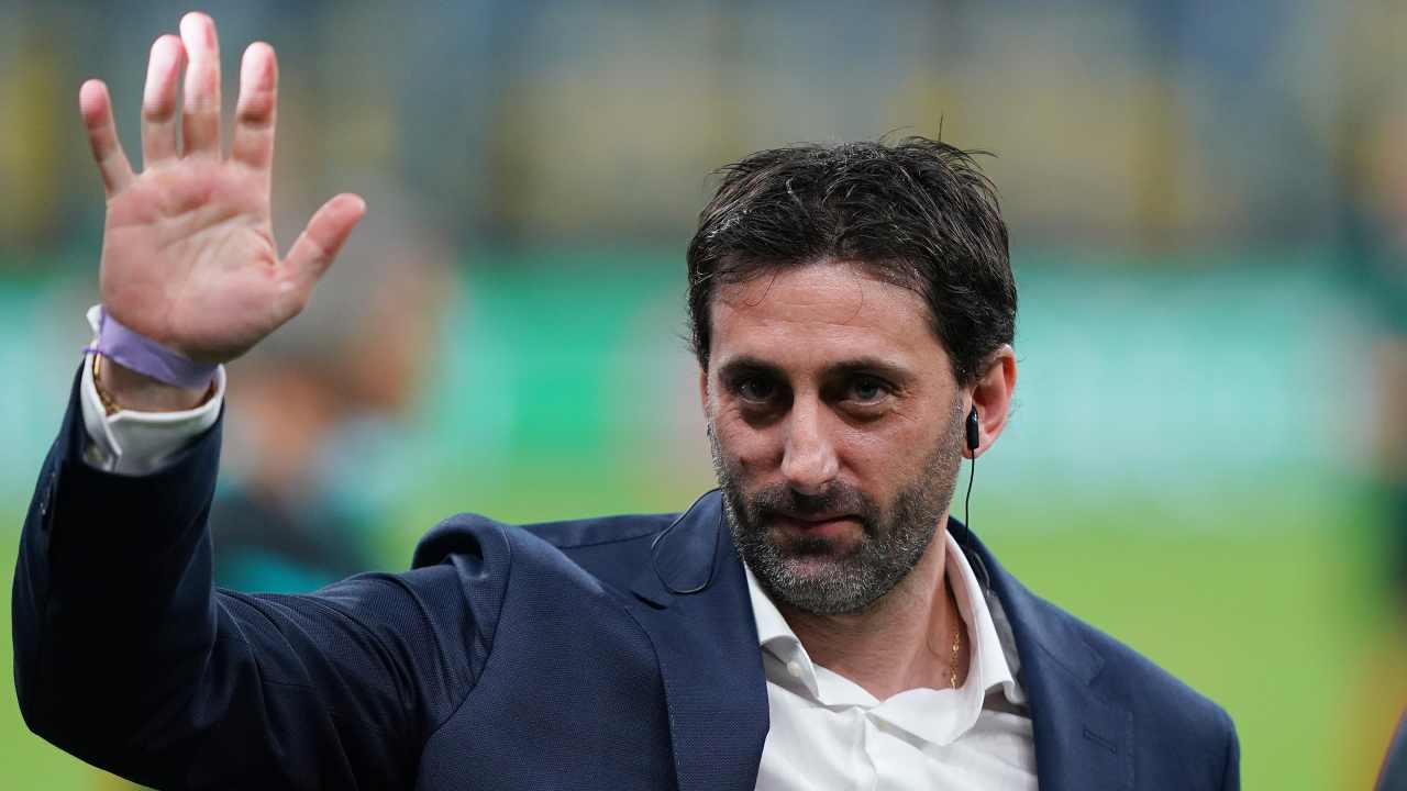 Milito saluta i tifosi dell'Inter