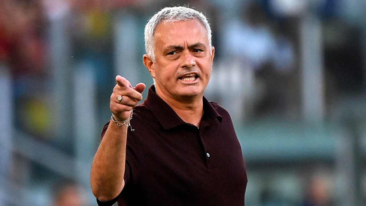 Mourinho indica con la mano Roma