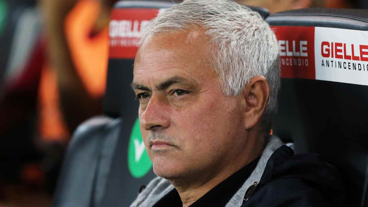 Mourinho rassegnato in panchina Roma