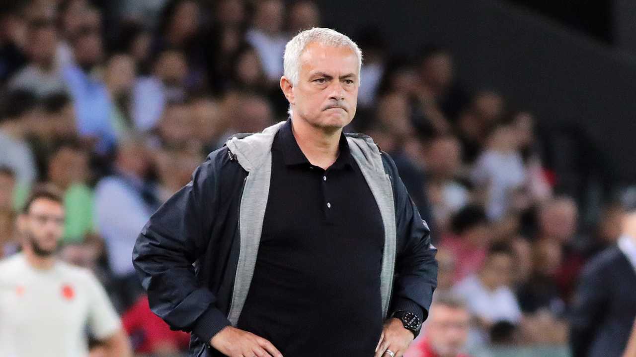 Mourinho insoddisfatto a bordocampo Roma