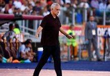Mourinho allarga le braccia Roma